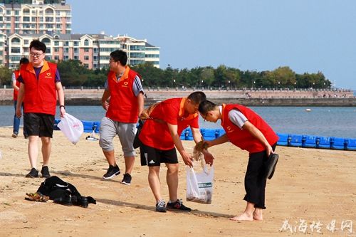 30余名志愿者海上公园捡拾垃圾 倡导游人保护环境